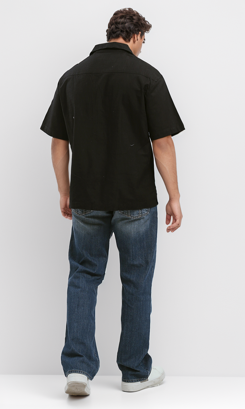 قميص أسود منقوش بجيوب أمامية