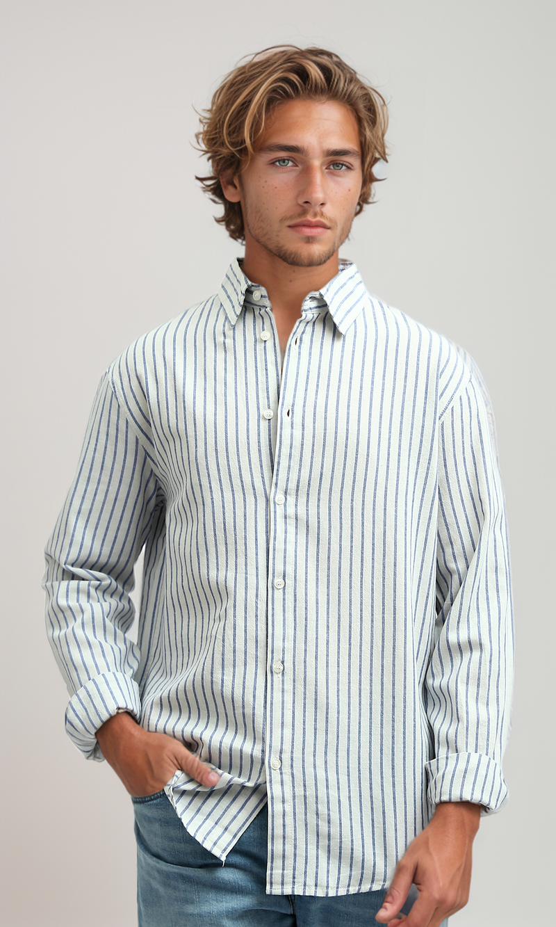 قميص مخطط أزرق وأبيض وأزرار بأكمام طويلة