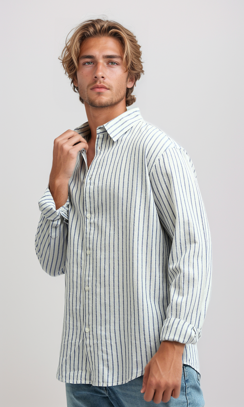 قميص مخطط أزرق وأبيض وأزرار بأكمام طويلة