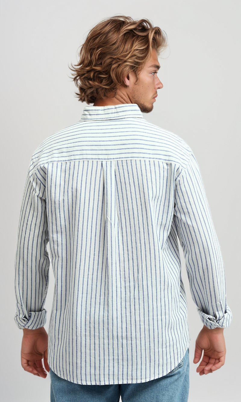 قميص مخطط أزرق وأبيض وأزرار بأكمام طويلة