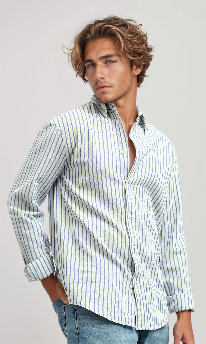 قميص مخطط أزرق وأبيض وأزرار بأكمام طويلة