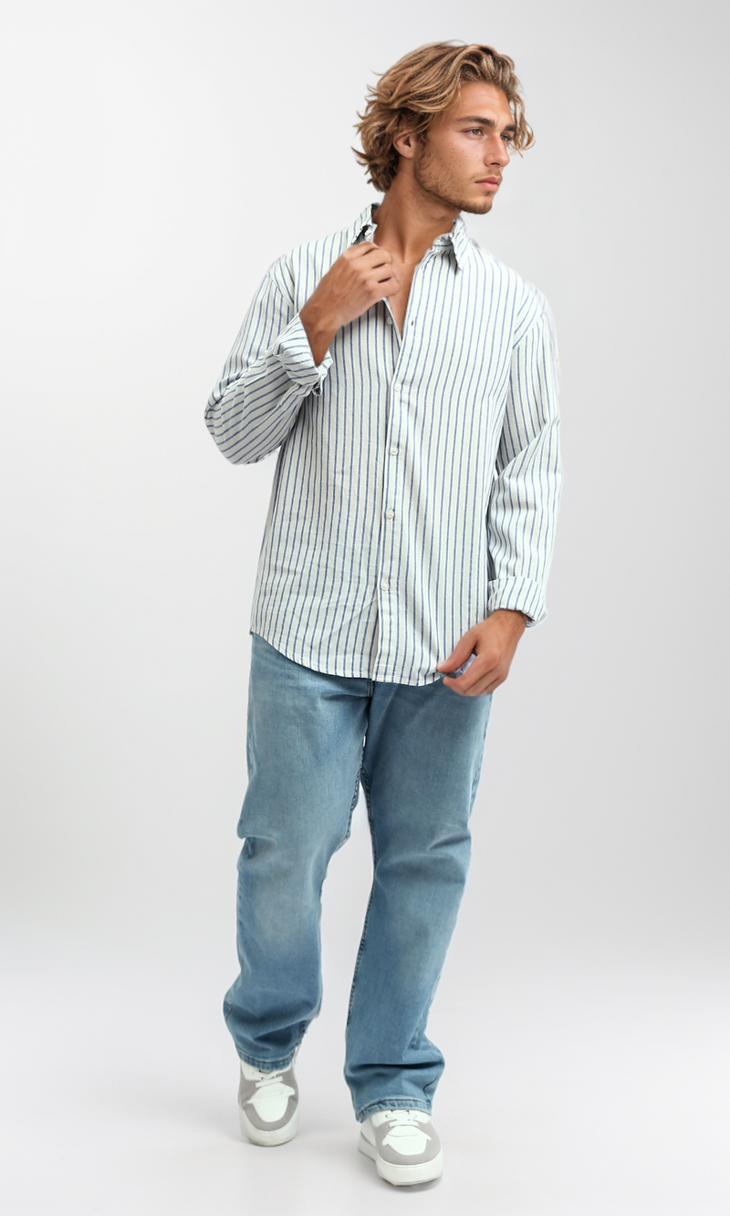 قميص مخطط أزرق وأبيض وأزرار بأكمام طويلة