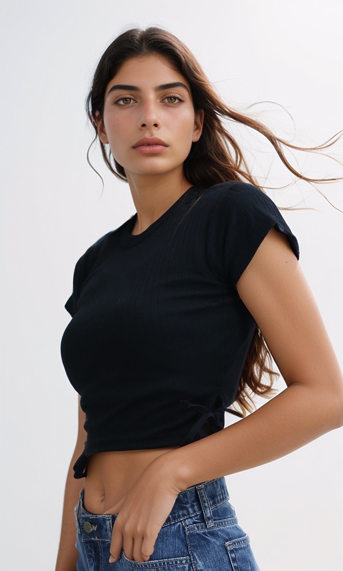 O189729 Solid Regular Fit Black Cropped Tee