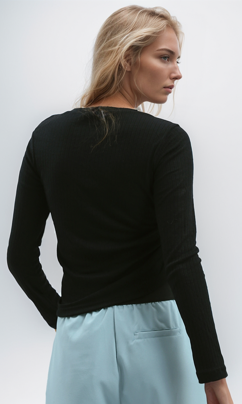 تي شيرت أسود بأكمام طويلة ونقشة سادة برباط