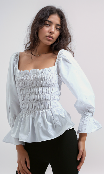 بلوزة أبيض مكشكشة برقبة مربعة وأكمام طويلة