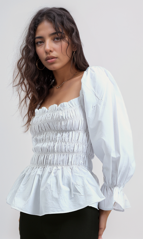بلوزة أبيض مكشكشة برقبة مربعة وأكمام طويلة