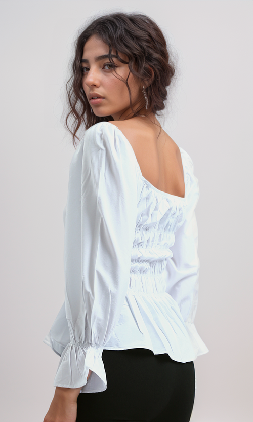 بلوزة أبيض مكشكشة برقبة مربعة وأكمام طويلة