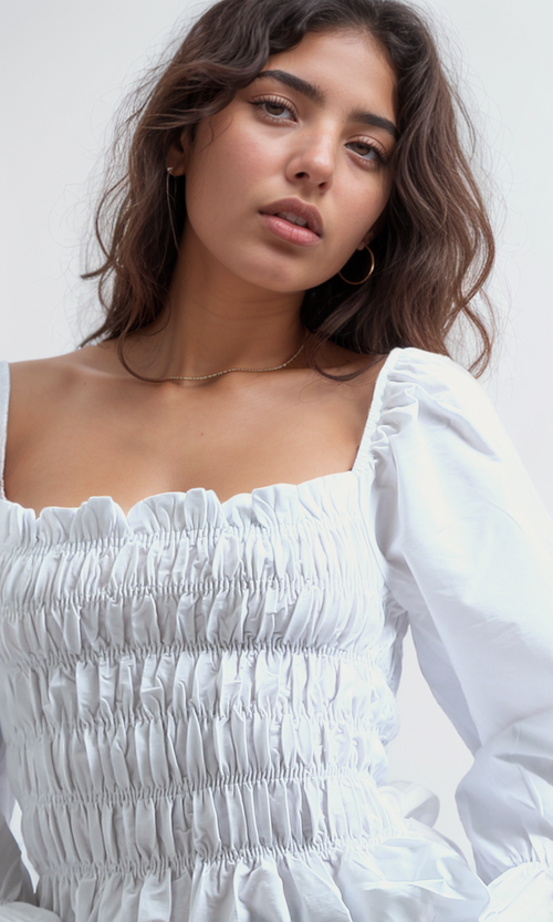 بلوزة أبيض مكشكشة برقبة مربعة وأكمام طويلة