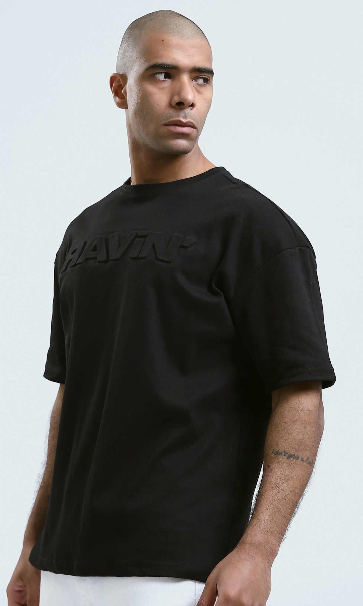 o190188 - "Ravin" Print Black Tee with Round Neck