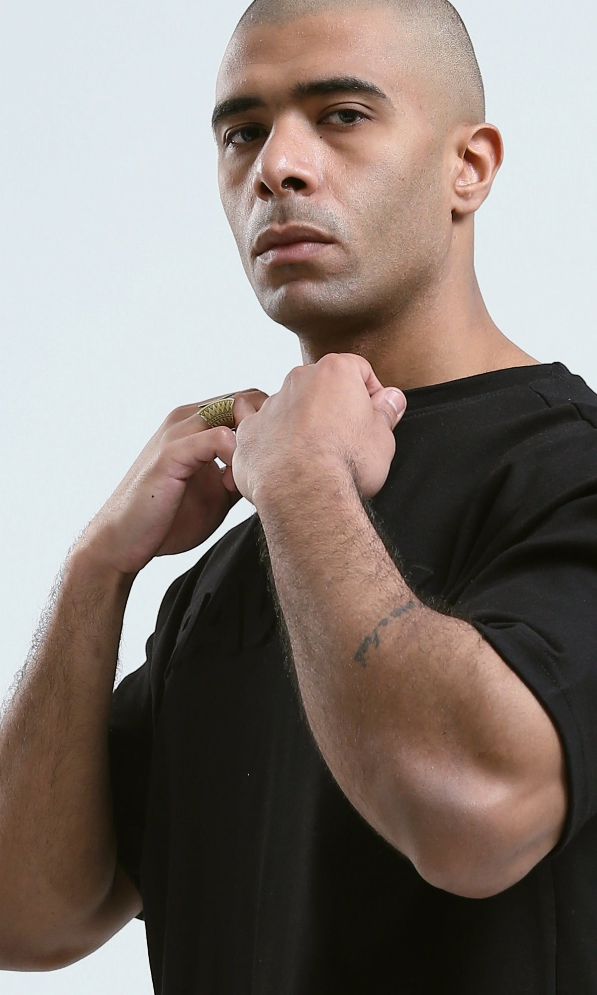 o190188 - "Ravin" Print Black Tee with Round Neck