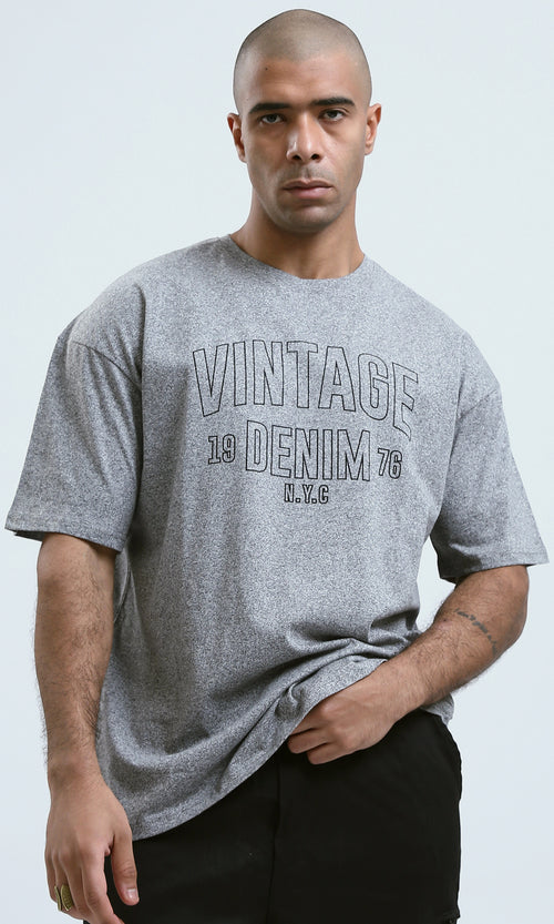 o190745 - تي شيرت بطباعة "Vintage Denim" باللون الرمادي الفاتح وبأكمام مرفوعة إلى المرفق