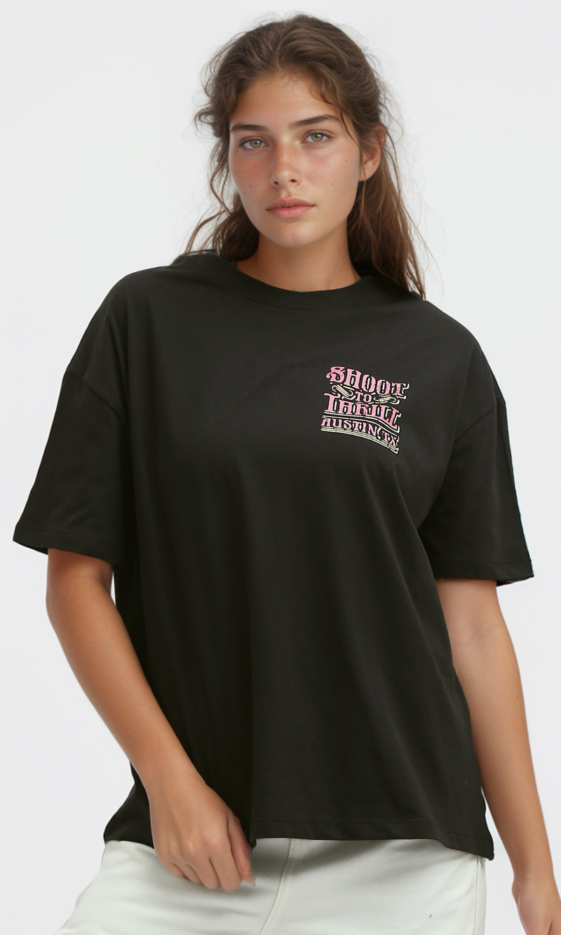 تي شيرت كاجوال أسود بقصّة عادية وأكمام قصيرة