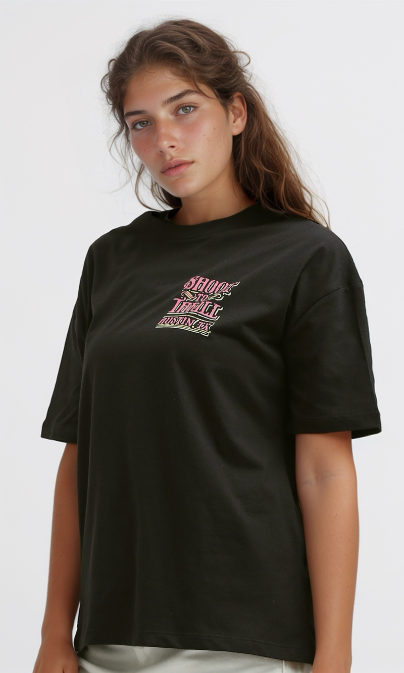 تي شيرت كاجوال أسود بقصّة عادية وأكمام قصيرة