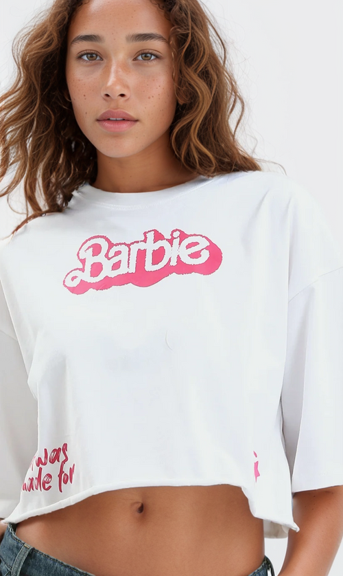 تي شيرت أبيض مطبوع "Barbie" عصري