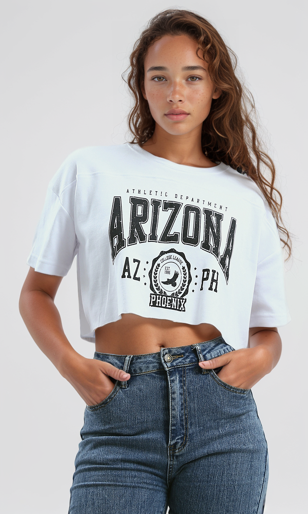 توب أبيض بأكمام للكوع ومطبوع "Arizona"