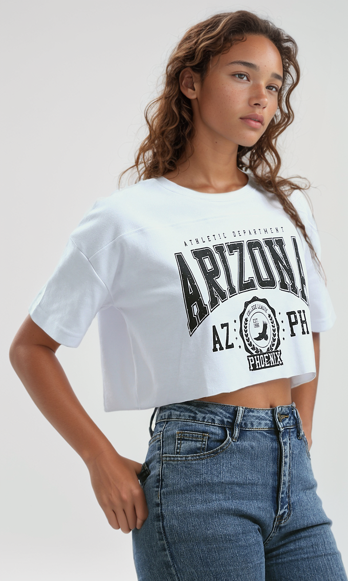 توب أبيض بأكمام للكوع ومطبوع "Arizona"