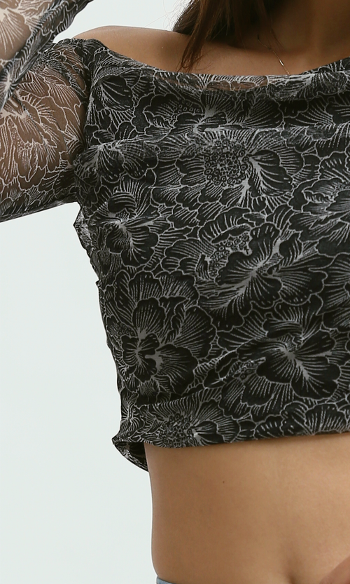 توب شيفون أبيض وأسود برقبة دائرية