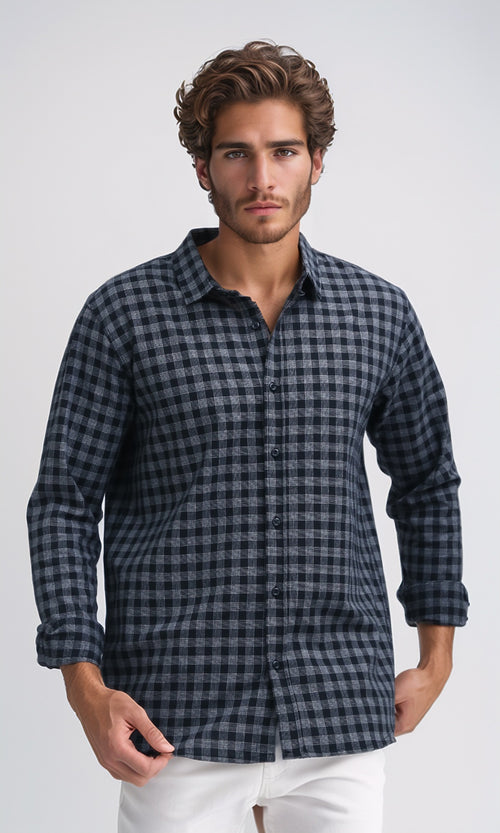 قميص منقوش أبيض وأسود بياقة مطوية وأزرار