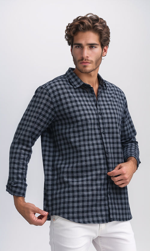 قميص منقوش أبيض وأسود بياقة مطوية وأزرار