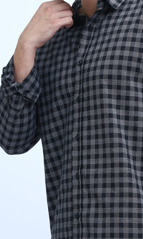 قميص منقوش أبيض وأسود بياقة مطوية وأزرار