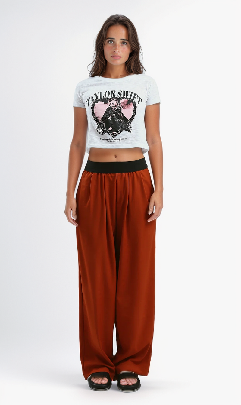 توب هيذر أبيض بأكمام قصيرة مطبوع "Taylor Swift"