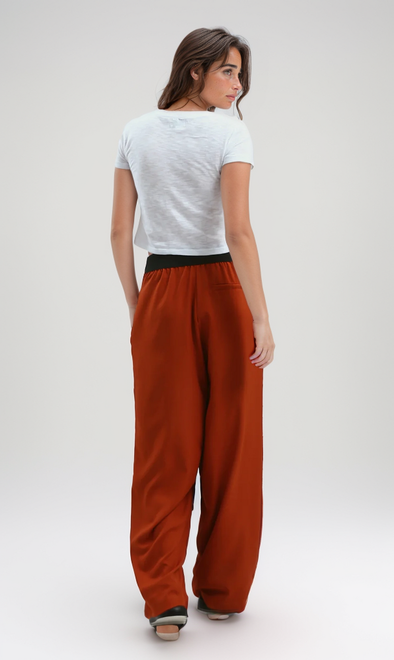 توب هيذر أبيض بأكمام قصيرة مطبوع "Taylor Swift"