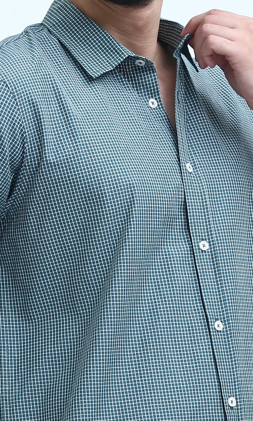 قميص منقوش بأكمام طويلة أخضر وأبيض