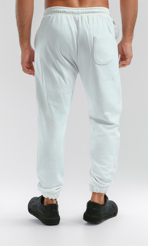 بنطلون رياضي أبيض بقصّة عادية مع جيوب