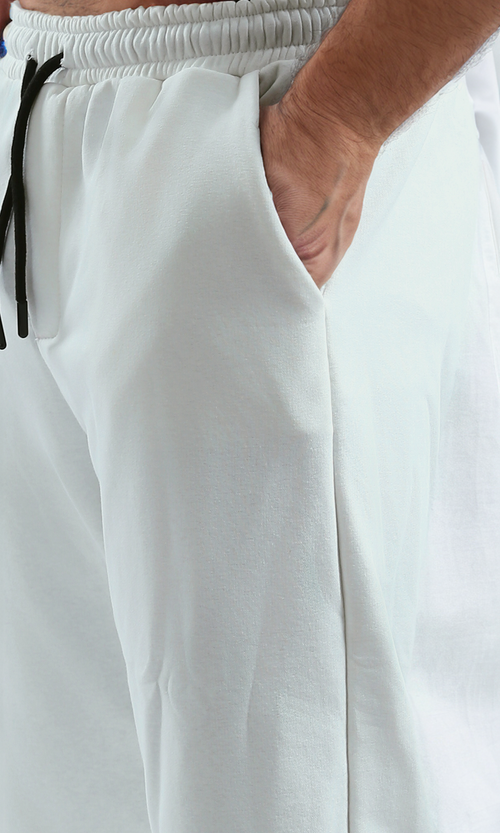 بنطلون رياضي أبيض بقصّة عادية مع جيوب