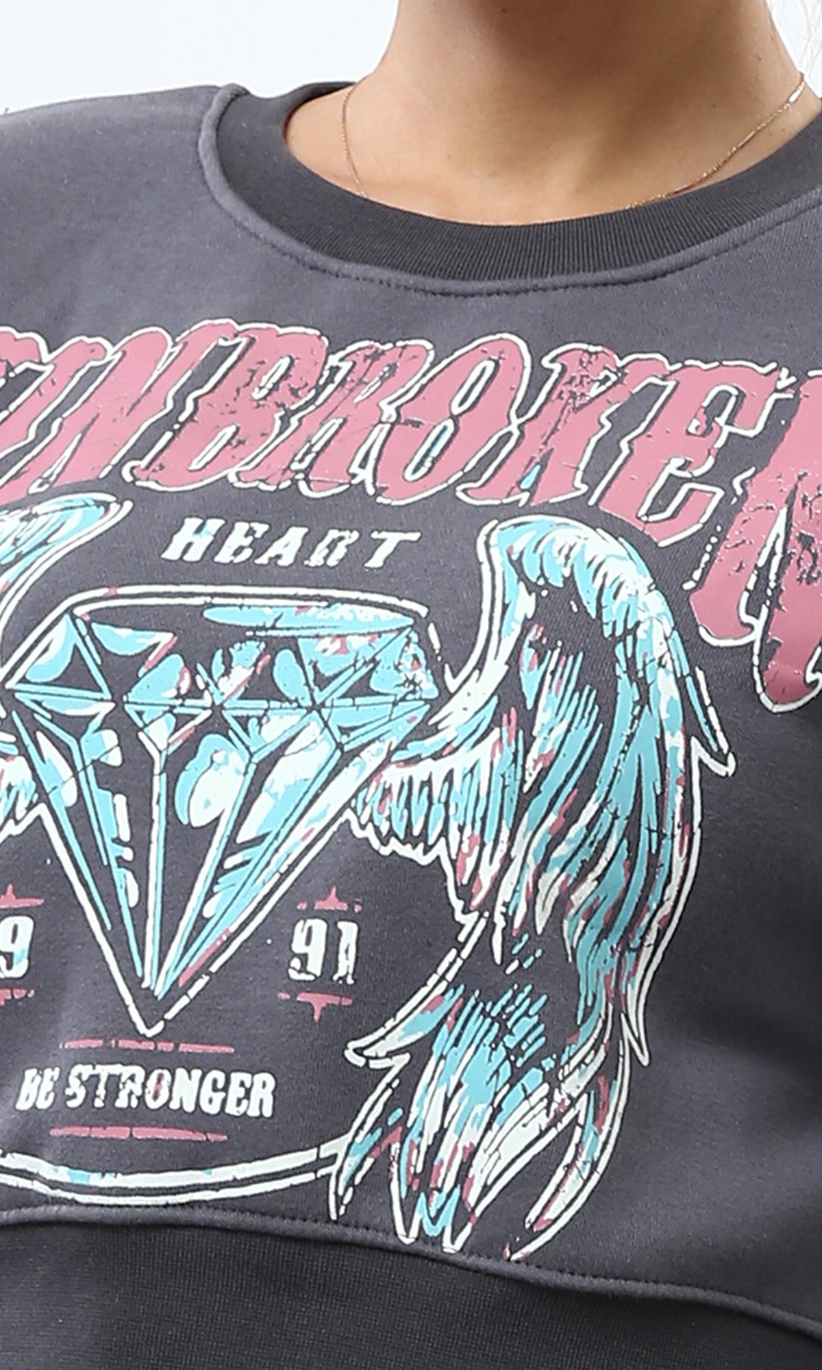 Women's Unbroken Heart Graphic Cropped Sweatshirt - O197579