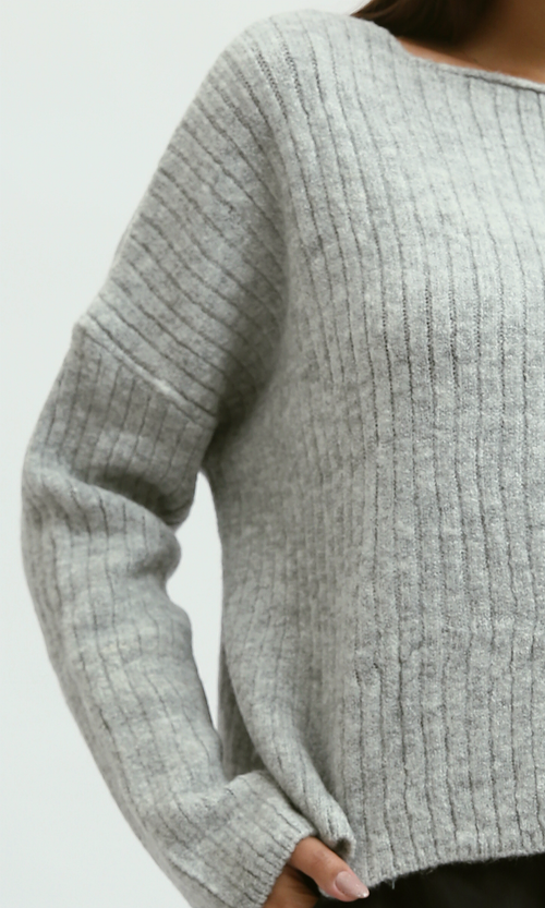 بلوفر محبوك بأكمام طويلة ورقبة دائرية مضلع