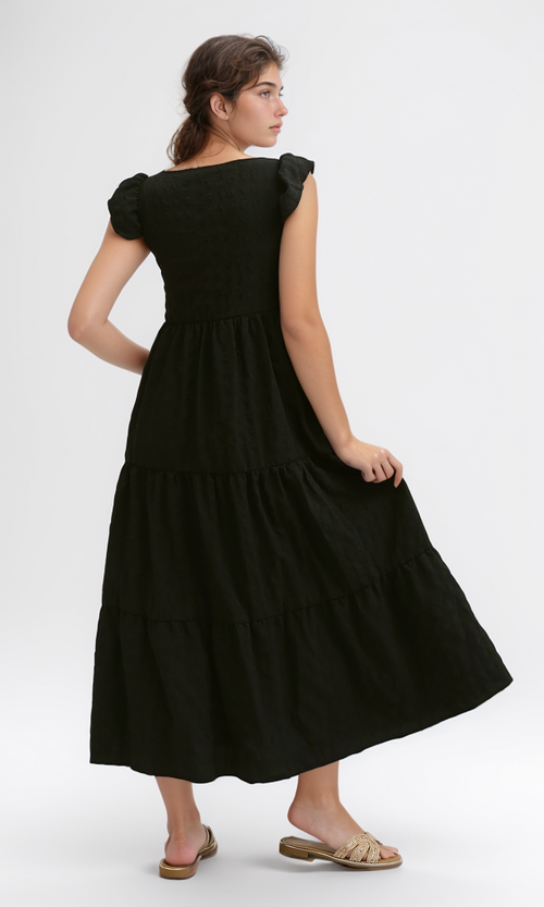 فستان أسود بكشكشة ورقبة مربعة