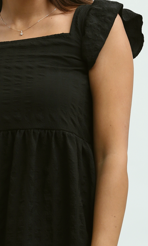 فستان أسود بكشكشة ورقبة مربعة