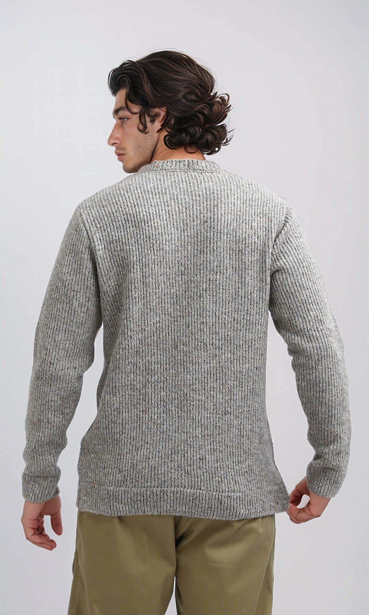 بلوفر بيج مع رقبة دائرية مضلعة