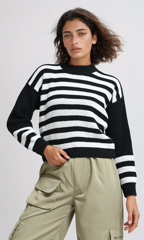 O201137 - Slip On Cropped Pullover - Black & White