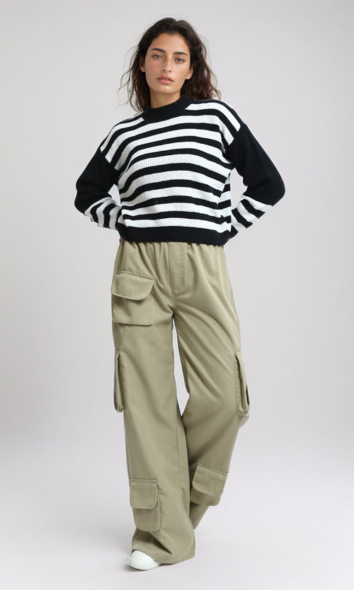 O201137 - Slip On Cropped Pullover - Black & White
