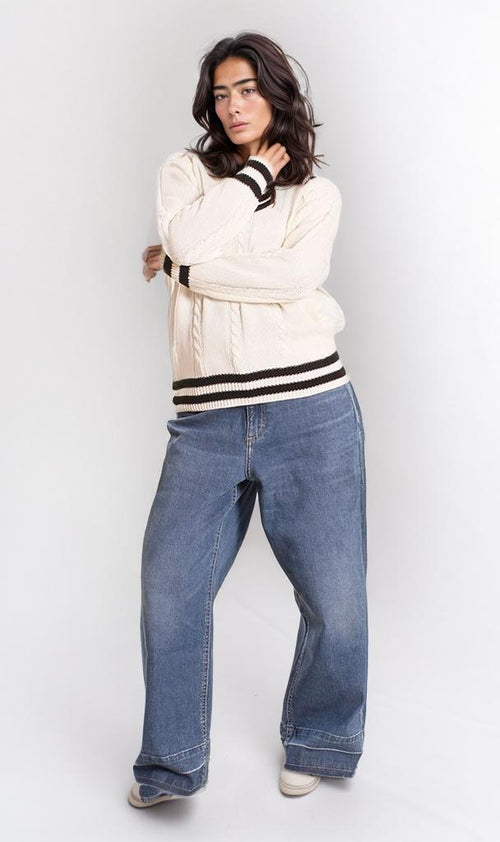 o201346-V-NECK CABLE KNIT SWEATER - WHITE & BLACK