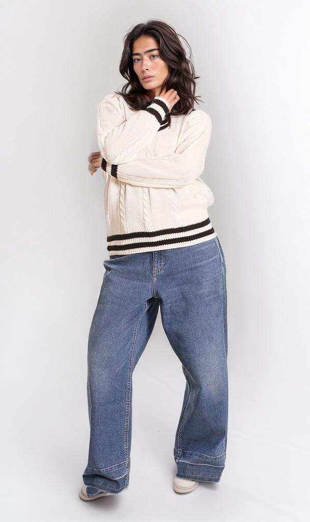 o201346-V-NECK CABLE KNIT SWEATER - WHITE & BLACK