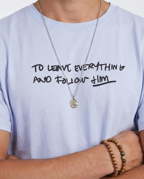 تي شيرت رافين رجالي أزرق سماوي بطبعة جرافيك – "اتبعوه" وطبعة فنية آيسلندية - O203094