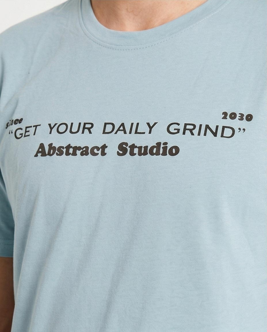 تي شيرت رافين رجالي أزرق فاتح بطبعة "Daily Grind" الخطية المجردة – تي شيرت بطبعة بقصة مريحة – O203100