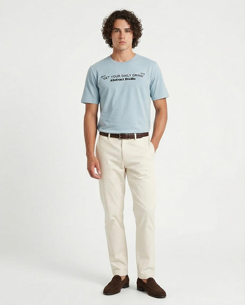 تي شيرت رافين رجالي أزرق فاتح بطبعة "Daily Grind" الخطية المجردة – تي شيرت بطبعة بقصة مريحة – O203100