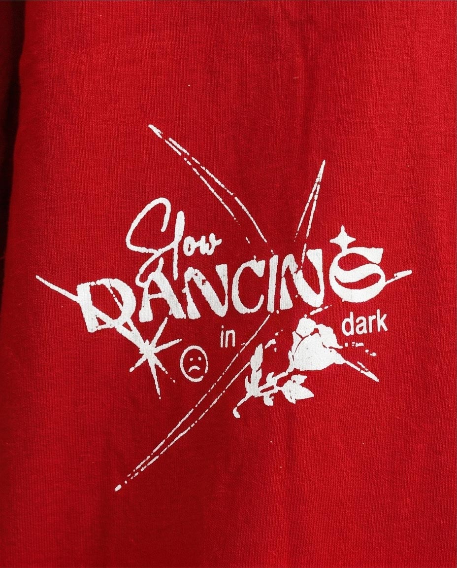 Ravin | تيشيرت "Slow Dancing" جرافيك أوفرسايز ثقيل - أحمر - R205820