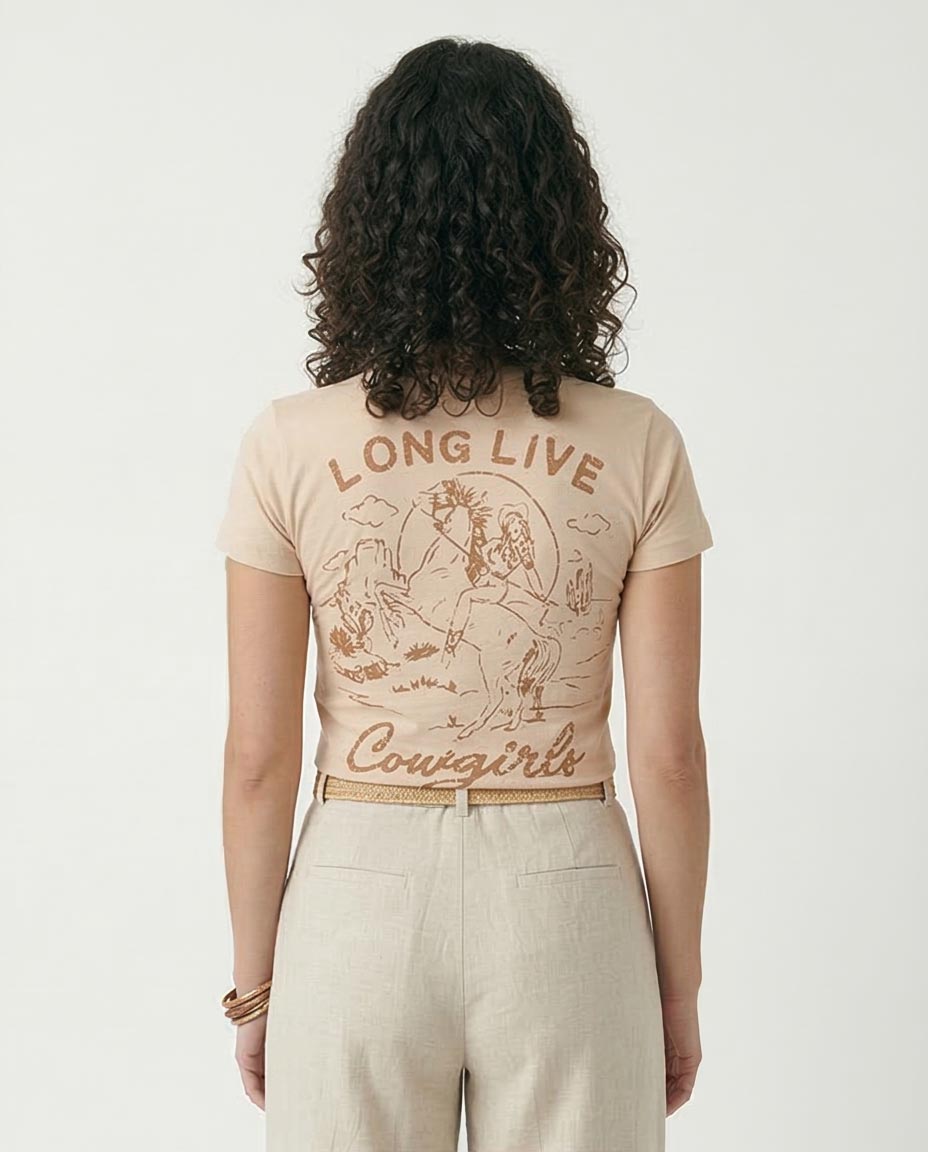 تي شيرت قصير بطبعة "Long Live Cowgirls" من رافين حريمي – رملي - R205861