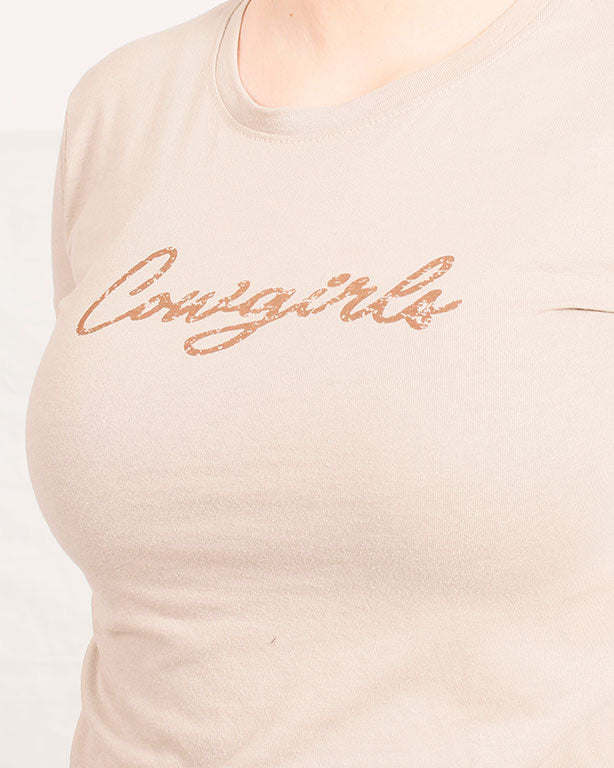 تي شيرت قصير بطبعة "Long Live Cowgirls" من رافين حريمي – رملي - R205861
