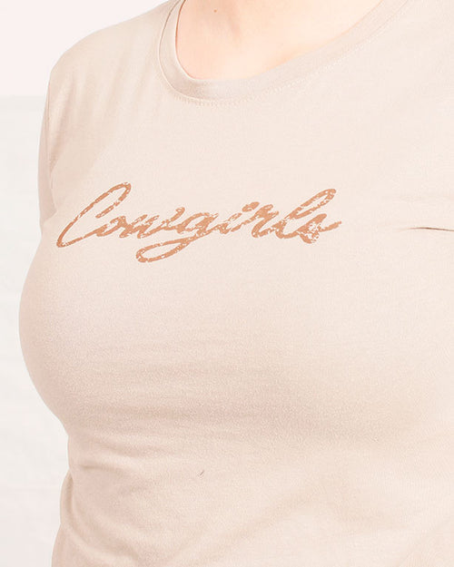 تي شيرت قصير بطبعة "Long Live Cowgirls" من رافين حريمي – رملي - R205861