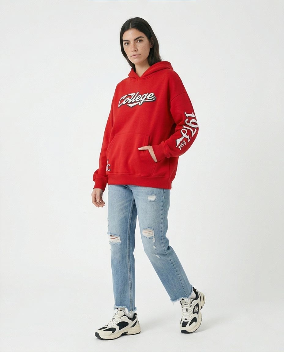 سويت شيرت بقبعة وبقصة واسعة للنساء باللون الأحمر وطبعة جرافيك جامعية مع طبعة 1973 على الأكمام من ريفين - R206851