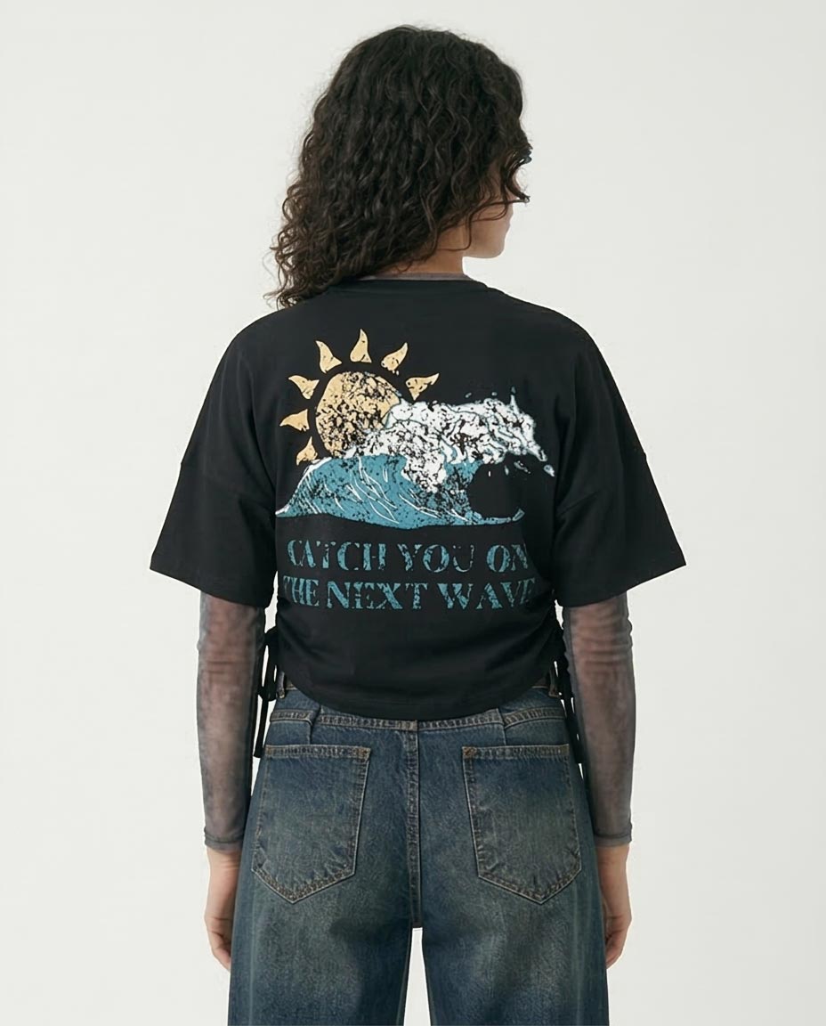 تيشيرت رافين نسائي بطبعة Next Wave برباط جانبي - أسود - R207787