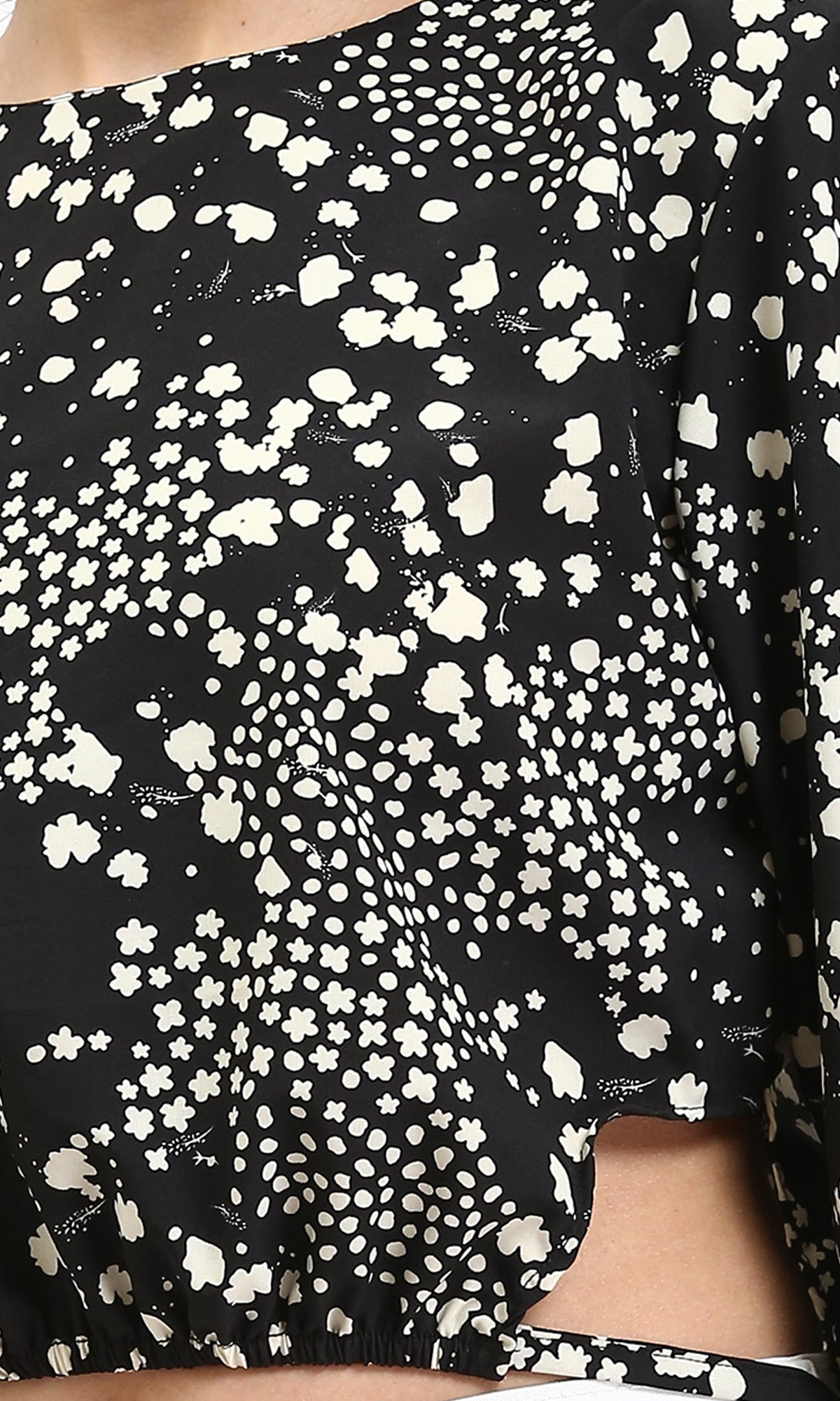 R208790 - Bell Sleeves Patterned Blouse - Black & White