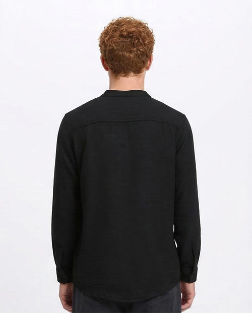 Ravin Band Collar Shirt in Lightweight Textured Fabric – Black - R209099