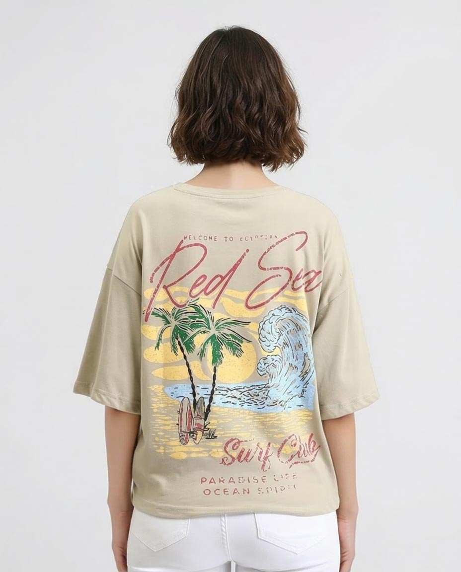 تي شيرت نسائي أوفرسايز بطبعة "Red Sea Surf Club" - رملي - R209227